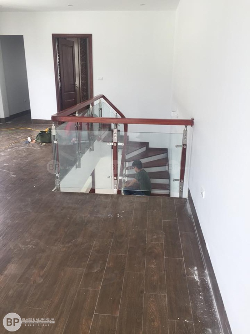 Thi công cầu thang kính LP4 Căn 37 Vinhome Thăng Long